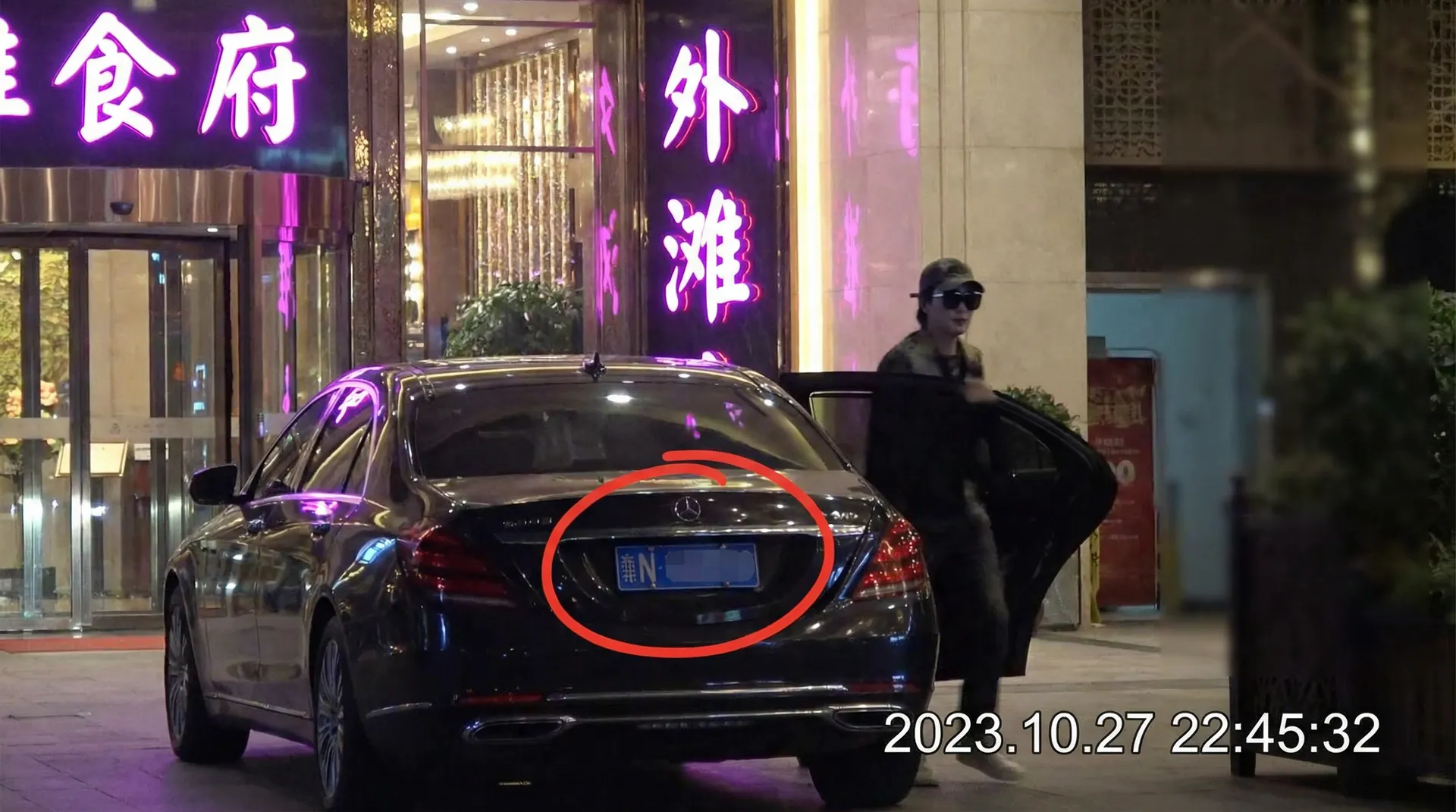 九色 - 豪车餐厅外偷拍